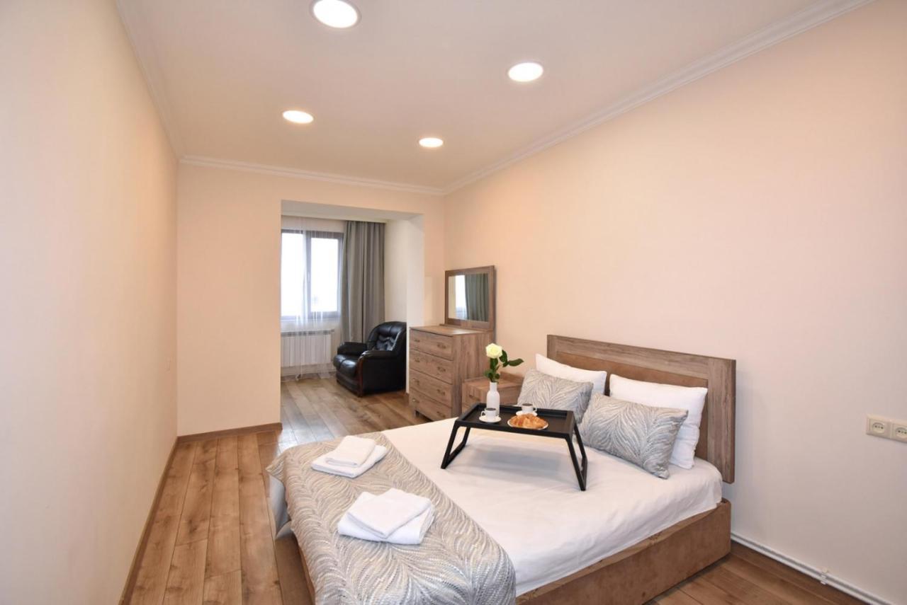 2 Bedroom Apartment, Quiet And Spacious Jereván Kültér fotó